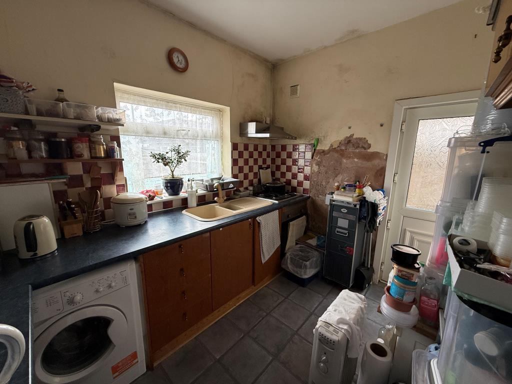 Lot: 146 - TWO-BEDROOM GROUND FLOOR FLAT IN NEED OF IMPROVEMENTS - Kitchen showing back door with access to garden